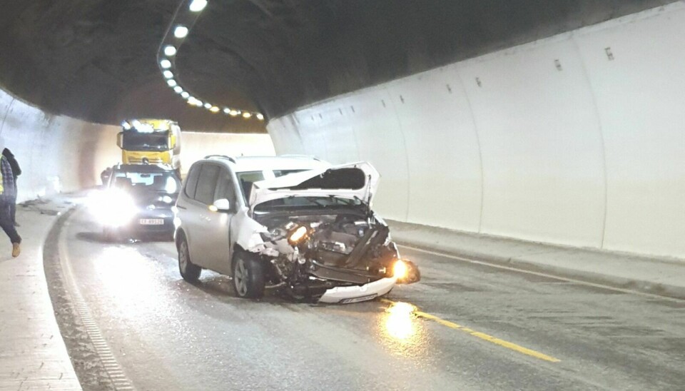 En personbil fikk store skader etter et trafikkuhell i Svølgjatunnel Foto: Eva Haukdal