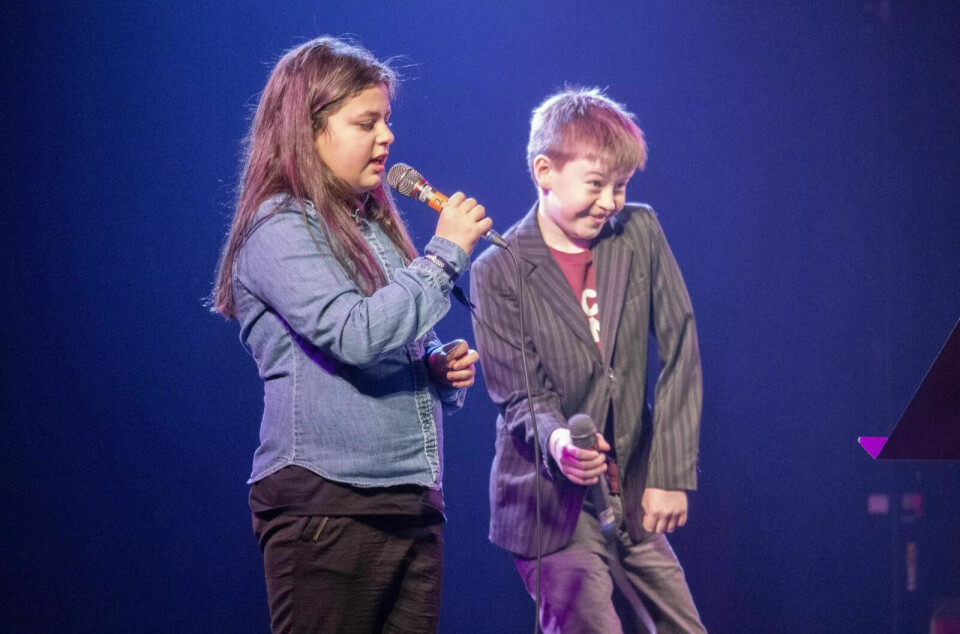 MOVES LIKE JAGGER: Nataly Karina Andersen (11) og John både sang og danset til Maroon 5 låta «Moves like Jagger». – Dansen var improvisert, sier Hov. Foto: Eskil Buseth Folstad