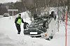 HAVNET PÅ TAKET: Det skal kun ha vært en person i bilen og vedkommende skal ikke være alvorlig skadd. Foto: Eskil Buseth Folstad