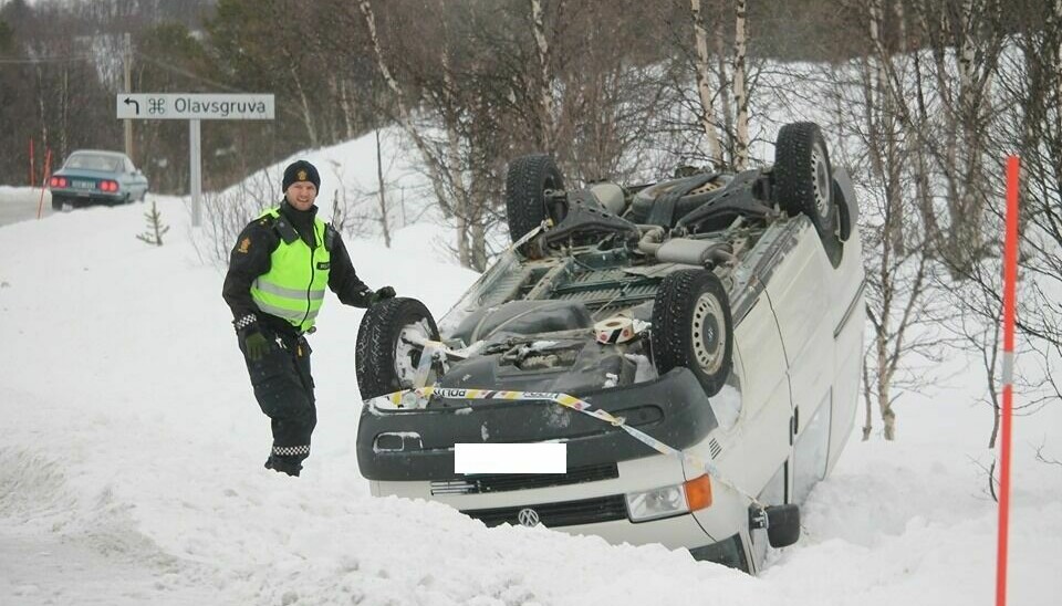 HAVNET PÅ TAKET: Det skal kun ha vært en person i bilen og vedkommende skal ikke være alvorlig skadd. Foto: Eskil Buseth Folstad