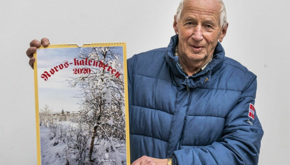 NY KALENDER: Fjellheimen Forlag er ute med ny utgave av Røroskalenderen. Aage Aas viser fram det rykende ferske produktet. Foto: Nils Kåre Nesvold