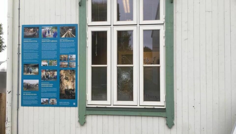 KNUST VINDU: Noen har knust et vindu på Reiselivets hus mandag kveld eller natt til tirsdag. Foto: Politiet i Røros og Holtålen