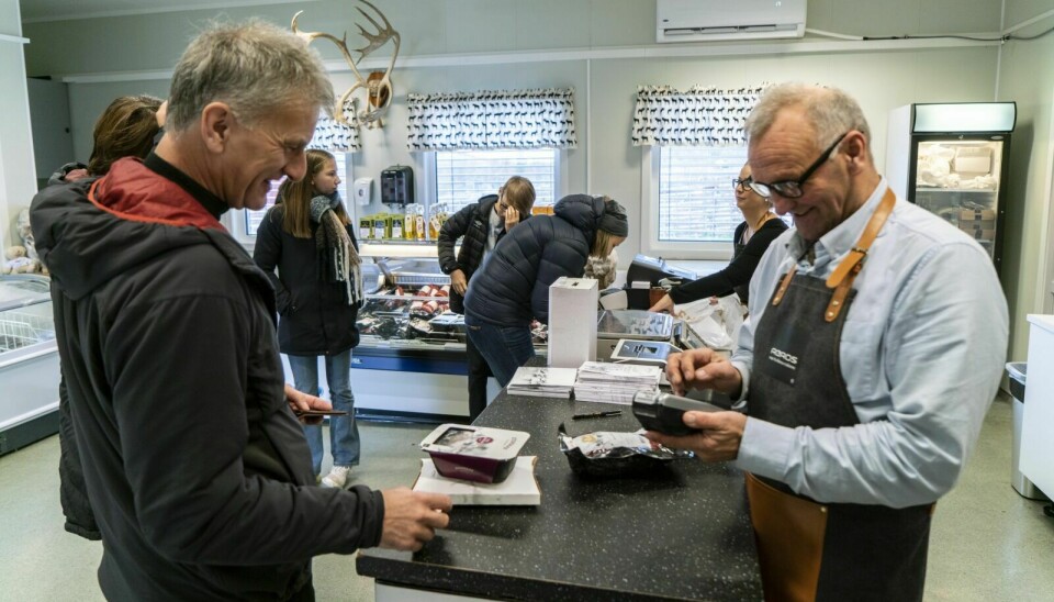 HANDLET: Arvid Moseng benyttet anledningen til å kjøpe seg blant annet elgstek av salgssjef Magne Strickert. Foto: Nils Kåre Nesvold