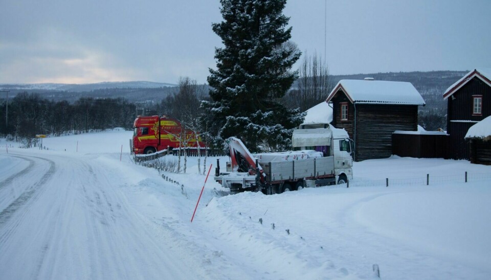 I GRØFTA: En lastebil har kjørt av fylkesvei 30 nord for Røros. Foto: Eskil Buseth Folstad