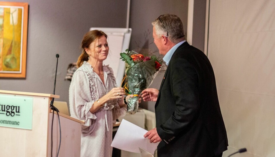 FIKK BLOMSTER: Rådmann Kjersti Forbord Jensås overrakte blomster til Hans Vintervold. Foto: Marit Langseth