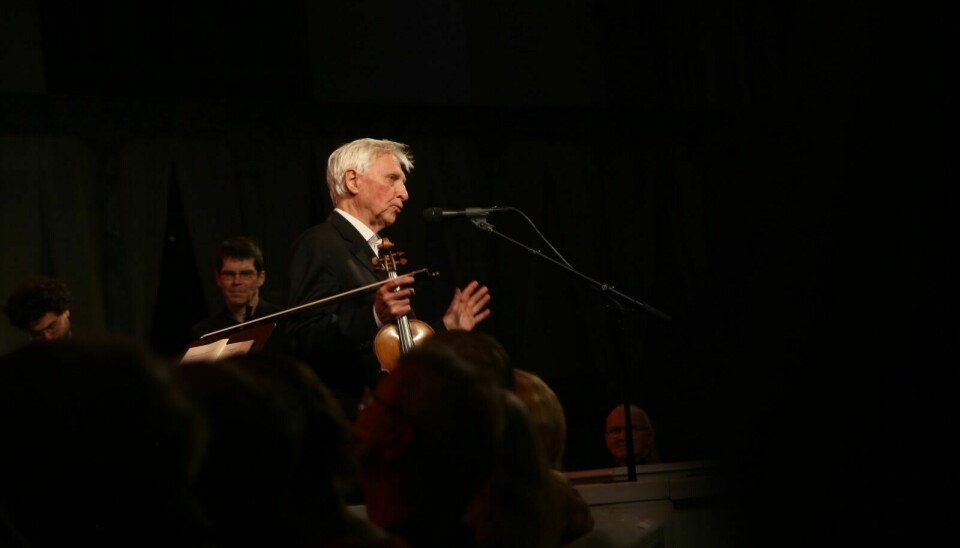Arve Tellefsen ledet konserten og krydret innslagene med historier fra sin 60-årige karriere. Foto: Eli Wintervold
