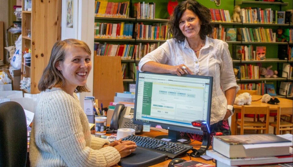 UTLÅNSREKORD: Hanna Malene Lindberg og Ellen Vibeke Solli Nygjelten ved Røros folkebibliotek har lånt ut mer enn 2.000 bøker til barn i sommer. Foto: Marit Langseth