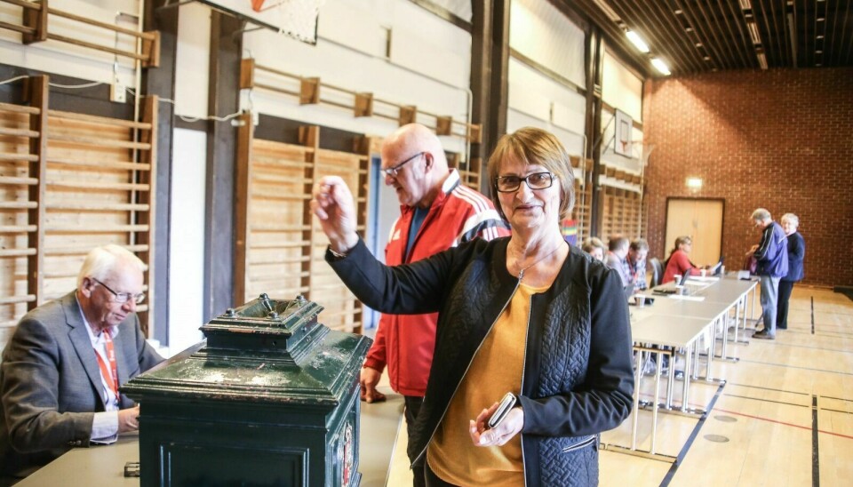 FERDIG STEMT: –Det er spennende hva resultatet av valget blir, sier Bjørg Engan Døhl som her er ferdig stemt. Foto: Eli Wintervold