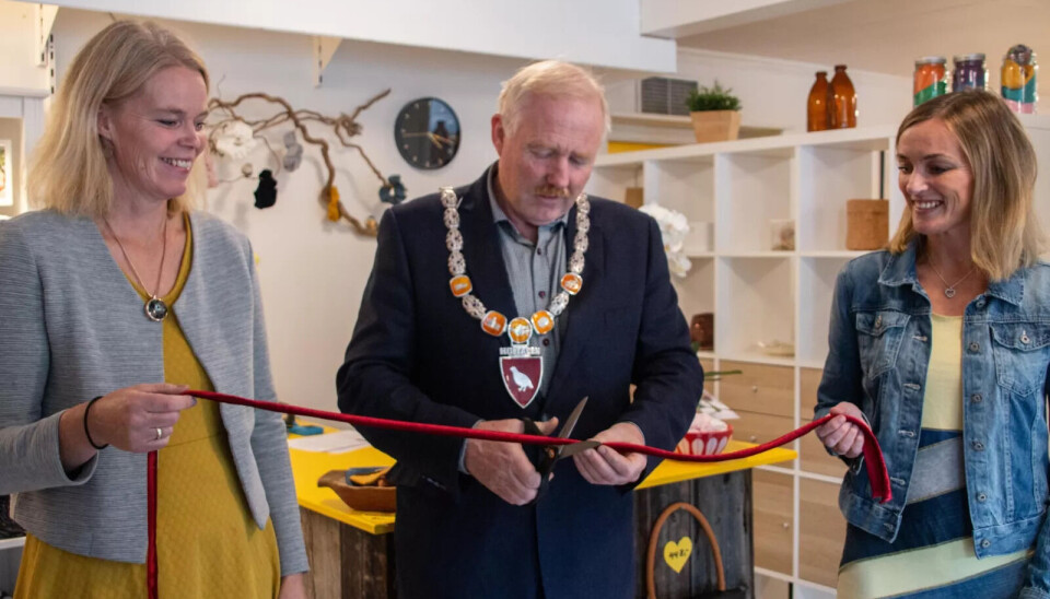 SNORKLIPPING: Ordfører Jan Håvard Refsethås fikk klippe snora. – Dette blir nok den siste snorklippinga før valget, sa han. Foto: Marit Langseth SNORKLIPPING: Ordfører Jan Håvard Refsethås fikk klippe snora. – Dette blir nok den siste snorklippinga før valget, sa han. Foto: Marit Langseth