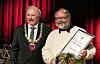 FIKK PRIS: Ordfører Jan Håvard Refsethås overrakte Holtålen kommunes kulturpris til Einar Gjærevold. Foto: Nils Kåre Nesvold