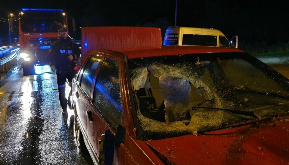 Personbilen kjørte inn i en traktorhenger med bjørkeved. Foto: Monica Hellandsjø