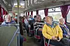 GOD STEMNING: Det var mye latter underveis da beboere ved sykehjemmet og omsorgsboligene i Ålen fikk en rundtur i bygda med en veteranbuss fra 1965. Foto: Marius Haugan Lillegjære