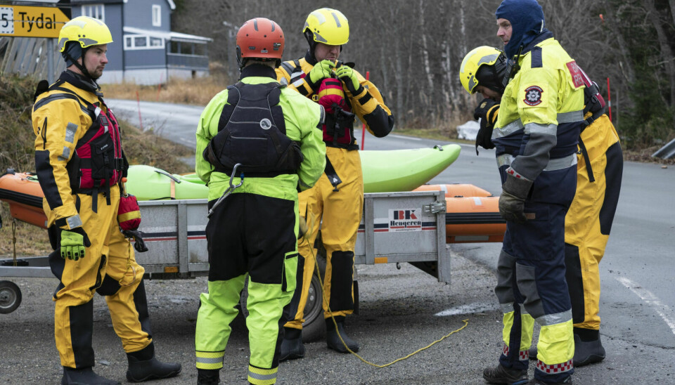 INTERKOMMUNALT SAMARBEID: Brannmester Jan Tore Næss i Ålen har fått med seg fire mann fra brannvesenet i Os til å søke av elva fra Engesbrua og nedover. Foto: Ingrid Hemming