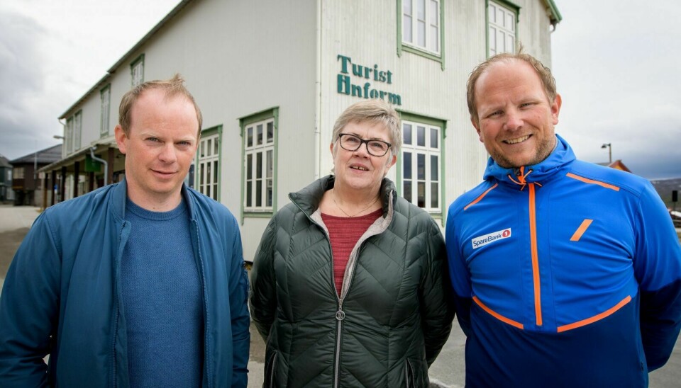 UTSTYRSSENTRALEN: – Vi har et mål om å samle inn 100.000 kroner i år, sa Frode Bukkvoll, Berit K. Sevatdal og Eivind Langseth under pressemøtet for «Sofakampen 2022». Foto: Cecilie Bergan Stuedal