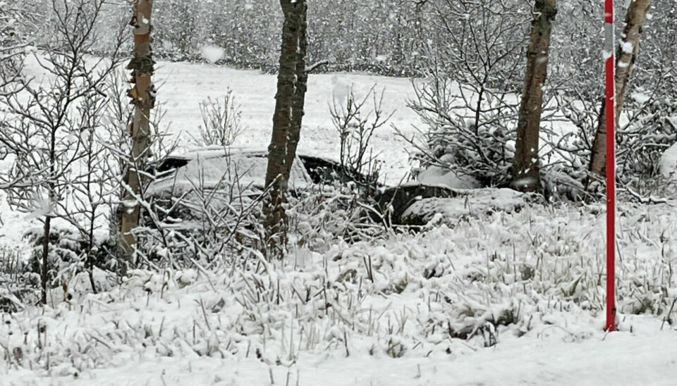 UTFORKJØRING: Bilen havnet et godt stykke utenfor veibanen. Foto: Geir Tønset