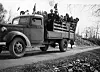 17. MAI: Olaf Næsgård med lastebilen - skyssen for elevane ved Viken skole 17. mai 1945 tur/retur Vika-brua Røros. Foto: Privat