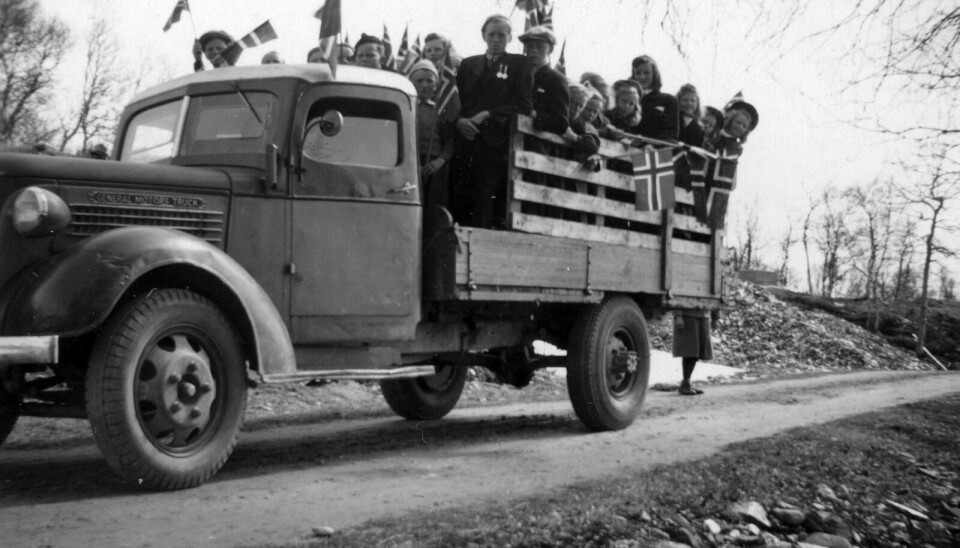 17. MAI: Olaf Næsgård med lastebilen - skyssen for elevane ved Viken skole 17. mai 1945 tur/retur Vika-brua Røros. Foto: Privat