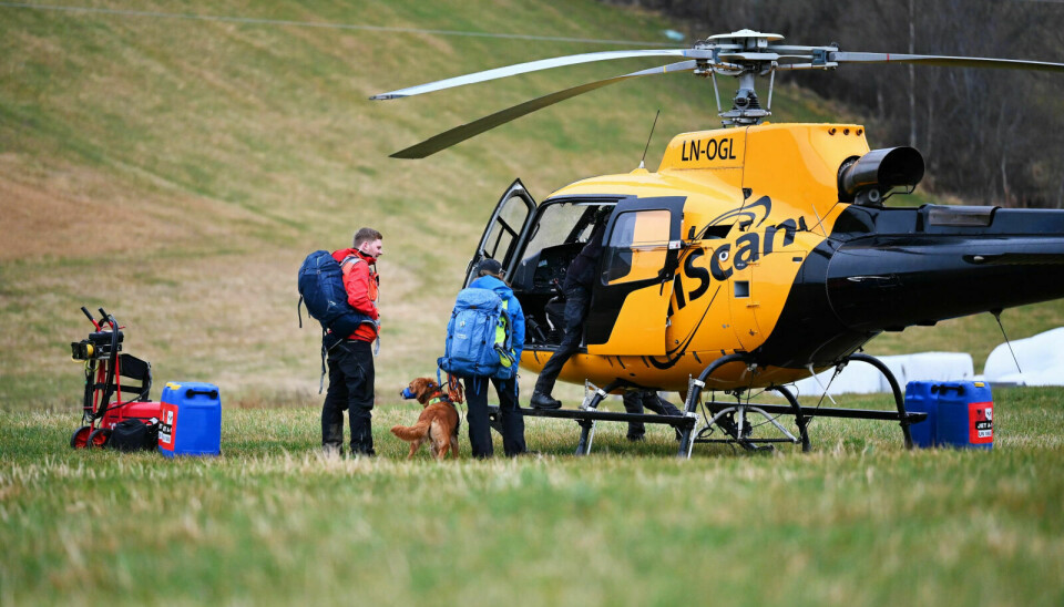 FUNN AV GJENSTANDER: Det ble i ettermiddag funnet gjenstander i fjellet, og hundeførere ble flydd inn til aktuelt område med helikopter. Foto: Trond Haugan