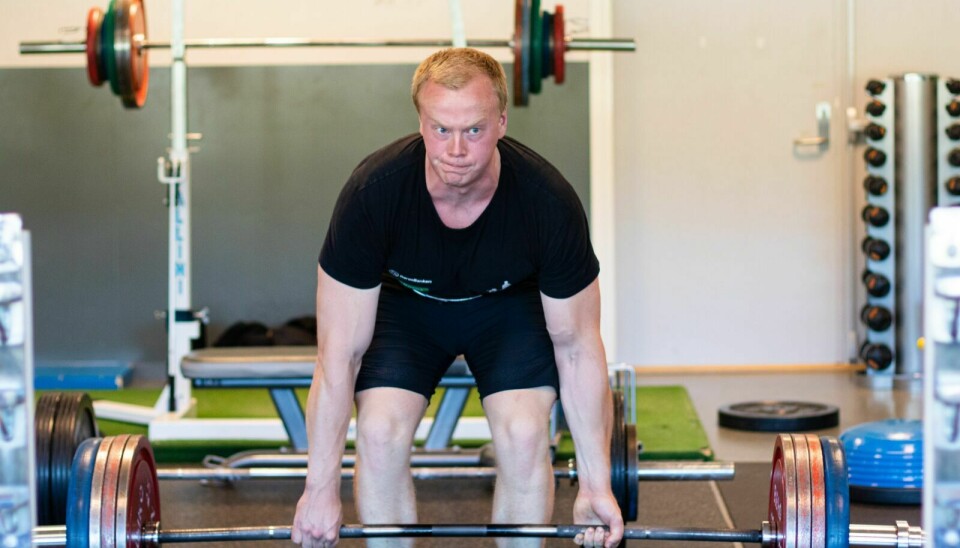 VERDENSREKORD: I denne øvelsen, markløft, sikter Anders Brøten Lillemo mot 363 kilo under VM i Istanbul. Det er verdensrekord for juniorer i hans vektklasse, -120 kilo. På bildet er vekta 'bare' 215 kilo. Foto: Morten Haugseggen
