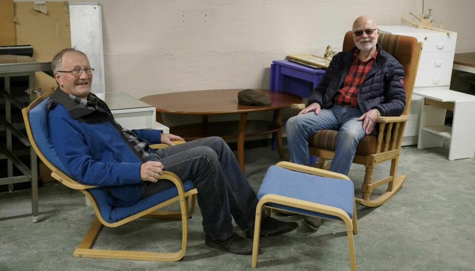 Jon Indset (til venstre) i Røros Lions og Ivar Brokhaug (til høyre) i Røros Rotary er allerede i gang med innsamling av møbler for å hjelpe de 100 nye flyktningene som kan komme til Røros i løpet av året. Foto: Ingrid Hemming