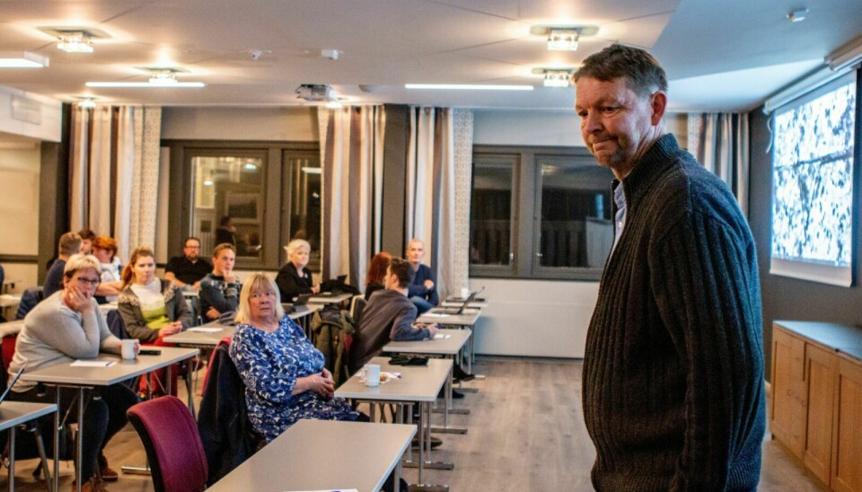 GODT OPPMØTE: Rundt 40 personer hadde møtt opp på medlemsmøtet til Arbeiderpartiet på Bergstadens Hotel. Jon Anders Kokkvoll er for tiden fungerende leder for Røros Arbeiderparti. Foto: Marit Langseth