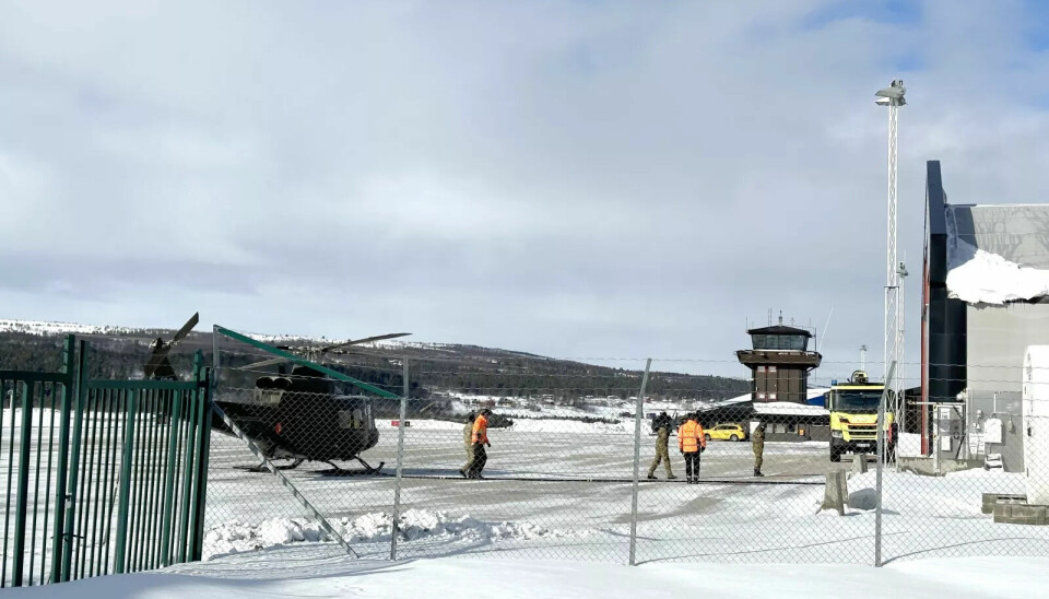 MELLOMLANDET: En gruppe Bell-helikoptre mellomlandet mandag på Røros for å fylle drivstoff. Foto: Geir Tønset