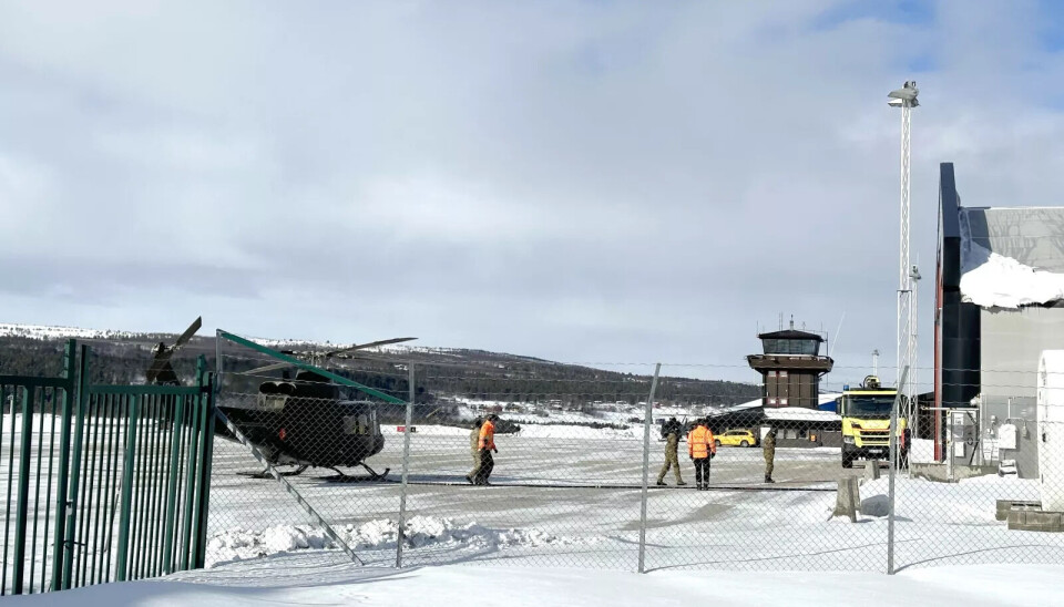 MELLOMLANDET: En gruppe Bell-helikoptre mellomlandet mandag på Røros for å fylle drivstoff. Foto: Geir Tønset MELLOMLANDET: En gruppe Bell-helikoptre mellomlandet mandag på Røros for å fylle drivstoff. Foto: Geir Tønset