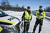 STRENG KONTROLL: De strenge innreisereglene fra Sverige fører til at svært få kjøretøyer kan passere grensa ved Vauldalen. Bildet viser politioverbetjentene Stein Bjørnli og Øyvind Unsgård ved en kontroll tidligere i år. Arkivfoto: Nils Kåre Nesvold