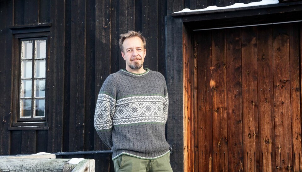 ØNSKER VELKOMMEN: – Alle som har en interesse for landskap vil synes denne utstillinga er interessant, sier Per Øyvind Riise fra Rørosmuseet om utstillinga «Verdensarv i endring». Foto: Eli Wintervold