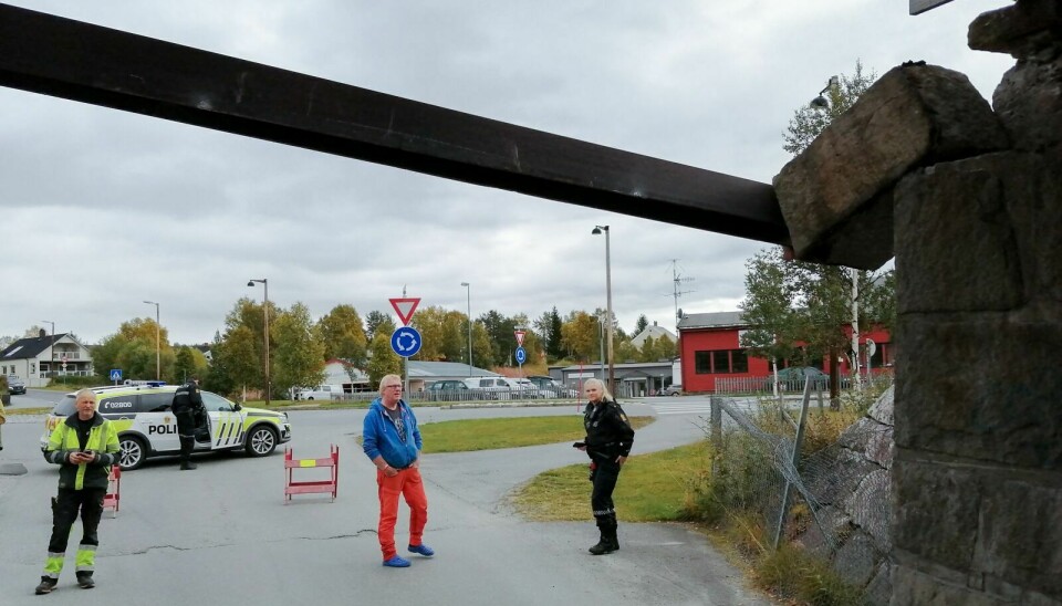 LØSNET: Deler av konstruksjonen på brua har løsnet. Foto: Eskil Buseth Folstad