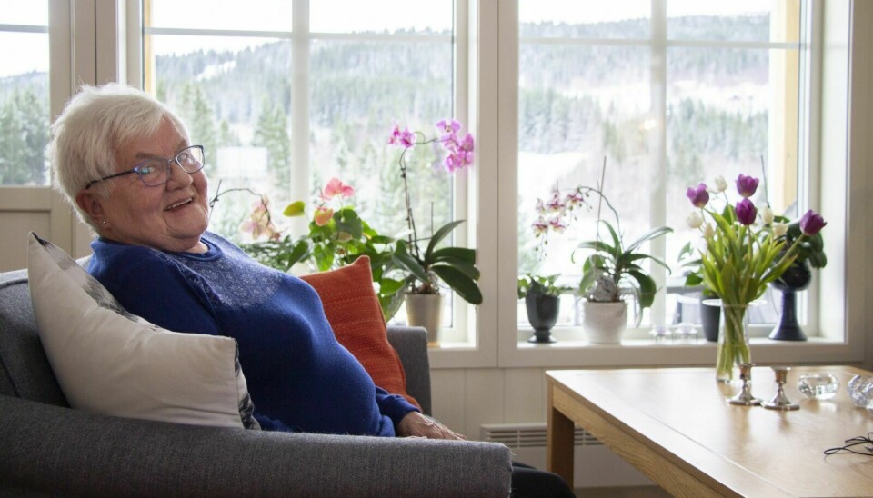 PÅ FLYTTEFOT: Jorun Krokan flytter inn i den ene av de ti nye leilighetene ved Lidarende i Ålen. – Det er mye som skal på plass. Slik er det når man flytter fra et stort hus til en leilighet, sier hun. Foto: Eskil Buseth Folstad