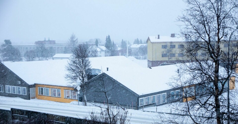 STENGER IKKE: Flere foreldre har bedt Røros skole om å stenge før jul. Siden skolen er på gult nivå og smittetrykket regnes som lavt, holdes skolen åpen. Foto: Eli Wintervold