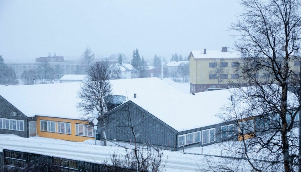 STENGER IKKE: Flere foreldre har bedt Røros skole om å stenge før jul. Siden skolen er på gult nivå og smittetrykket regnes som lavt, holdes skolen åpen. Foto: Eli Wintervold