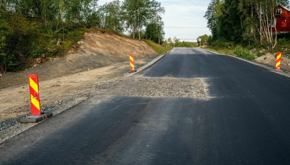 MÅ GJØRES PÅ NYTT: Etter langvarig arbeid og asfaltering, må deler av arbeidet ved Mattisvollen gjøres på nytt. Foto: Nils Kåre Nesvold