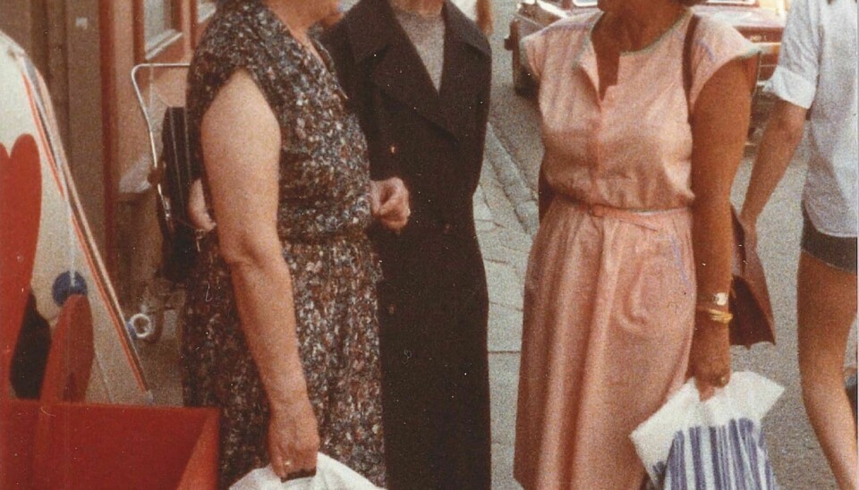 I LITJGATEN: I midten ser vi Gjertrud Bohlin i samtale med Vera Sollie. Kvinnen til venstre vet ikke innsender hvem er. Foto: privat