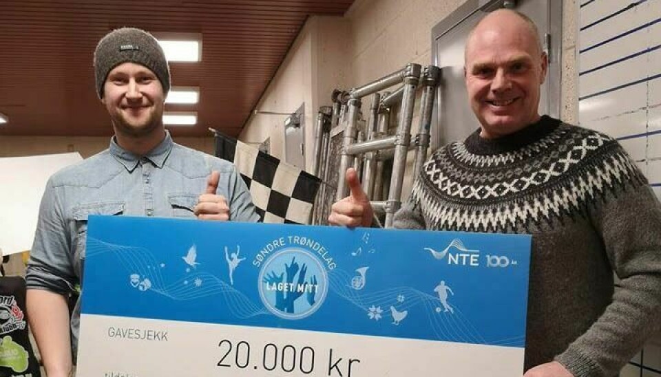 TREDJEPLASS: Stian Leinsvang (t.v) og Jan Kåre Nesset i NMK Gaula Motorsport tok imot en gavesjekk på 20.000 kroner etter tredjeplassen i NTEs «Laget mitt». Foto: Privat