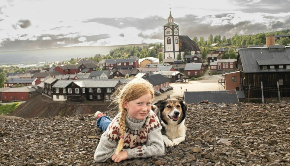 PÅ RØROS: Anne Dorthea (9) og Bessie (7) har filmet to episoder til den nye sesongen av NRK Super serien «Redningshunden Bessie» på Røros. Foto: Halvor Mykleby/Fabelaktiv as