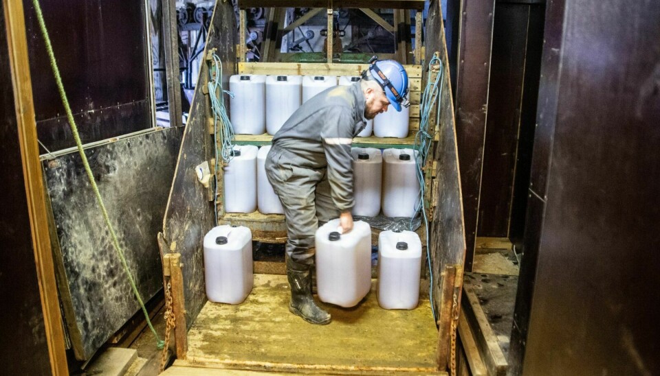 HENTET AKEVITT: 550 liter med akevitt ble hentet opp fra Olavsgruva mandag denne uka. Foto: Per Grindstad/Røros bryggeri