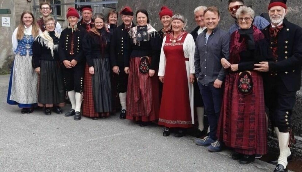 RØROS FOLKEDANSLAG: Staselige medlemmer av Røros folkedanslag på landskappleik i Rjukan denne uka. Foto: Røros folkedanslag