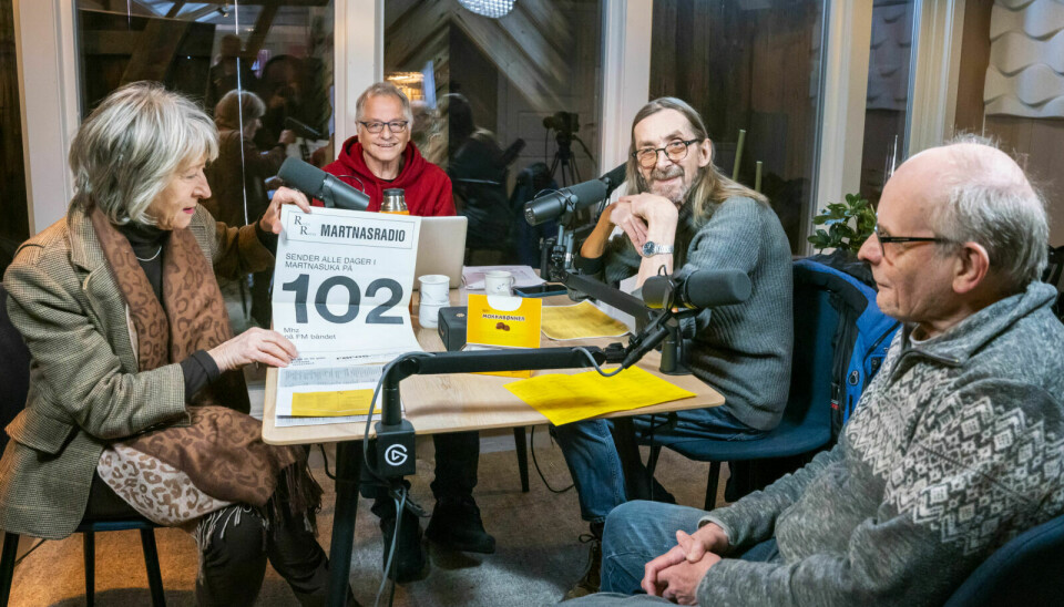 MIMRER: For 37 år siden skapte skapte de mediehistorie på Røros med martnasradio. Nå har Aud Selboe, Steinar Bendiksvoll, Terje Elven og Stig Aspaas vært i studio for å mimre, og resultatet blir en podkast som kan høres på fjell-ljom.no hver dag fram til martnan 2023 starter. Foto: Nils Kåre Nesvold