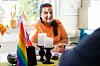 STEMNING: Rebekka Berggård, leder for arrangementsgruppa i Røros Pride, stiller med stemningsgaranti foran Pride-feiringen som starter den 22. september. Innen den tid ønsker hun seg flere frivillige. Foto: Morten Haugseggen