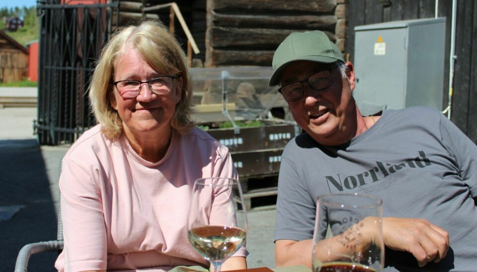 CAMPINGTURISTER: Anna og Jan-Olaf Wall kommer i sommermodus når de kan sitte ute med et glass øl eller vin. Foto: Nora Hunter Drøyvollsmo