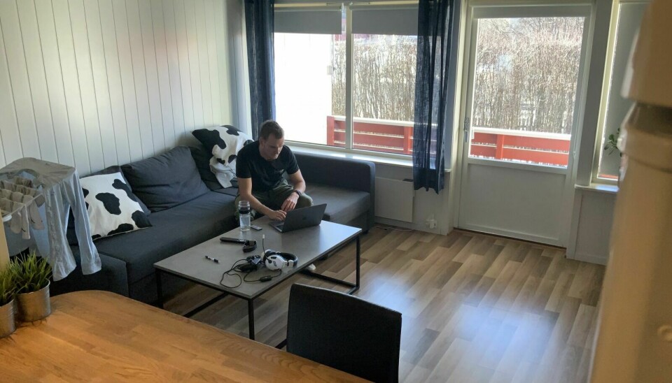 HJEMMEKARANTENE: Eirik Dahlen hjemme i leiligheten i Elverum. Foto: Privat