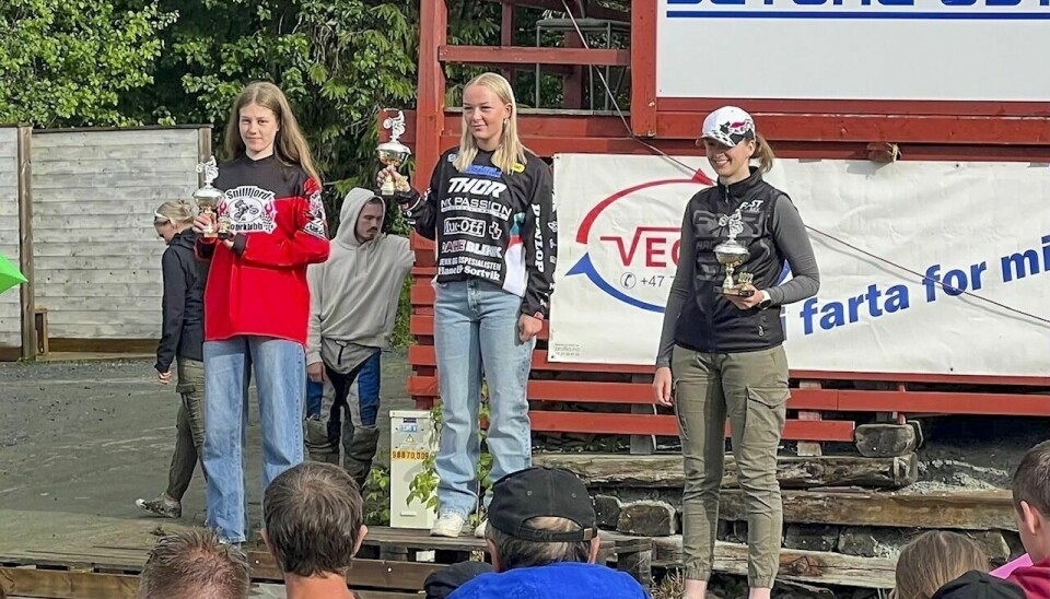 PALLPLASSERING: Helene (t.v) med en tredjeplass på motorcrossløp på Hell. Førsteplassen gikk til Sandra Storø (i midten) og Guro Berdal (t.h). Foto: privat