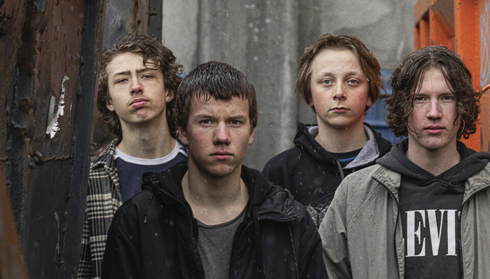 Bilde av bandet Centrum, gutter på 15 - 16 år, i regnvær og i et trangt smug