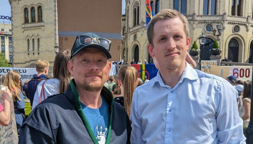 DEMONSTRERTE: Mattis Danelsen og varaordfører Christian Elgaaen (SV) var blant flere rørosinger i Oslo lørdag og demonstrerte foran Stortinget.