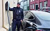 Bilde av Kim Andre Nilsen ved lader for elbil på privat husvegg på Flanderborg