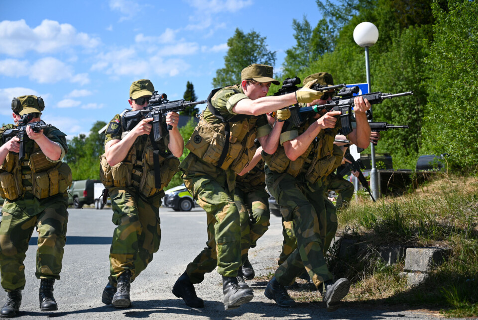 STRIDSDRILL: Røros HV-område demonstrerer en godt innøvd stridsdrill på Røros sommeren 2023.