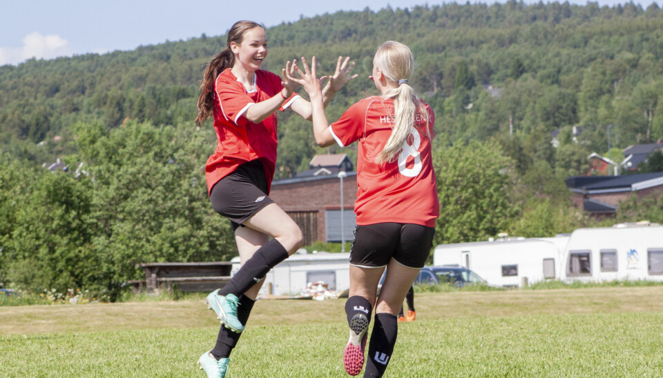 SCORINGSGLEDE: Mia Camilla Vik Vårhus blir nesten overfalt av Emma Skogås etter å ha scoret mot Selbu.