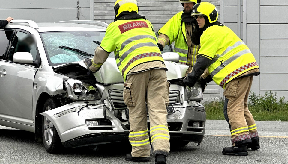 KRAFTIG SAMMENSTØT: Bilene fikk store skader etter kollisjonen på Røros onsdag morgen.